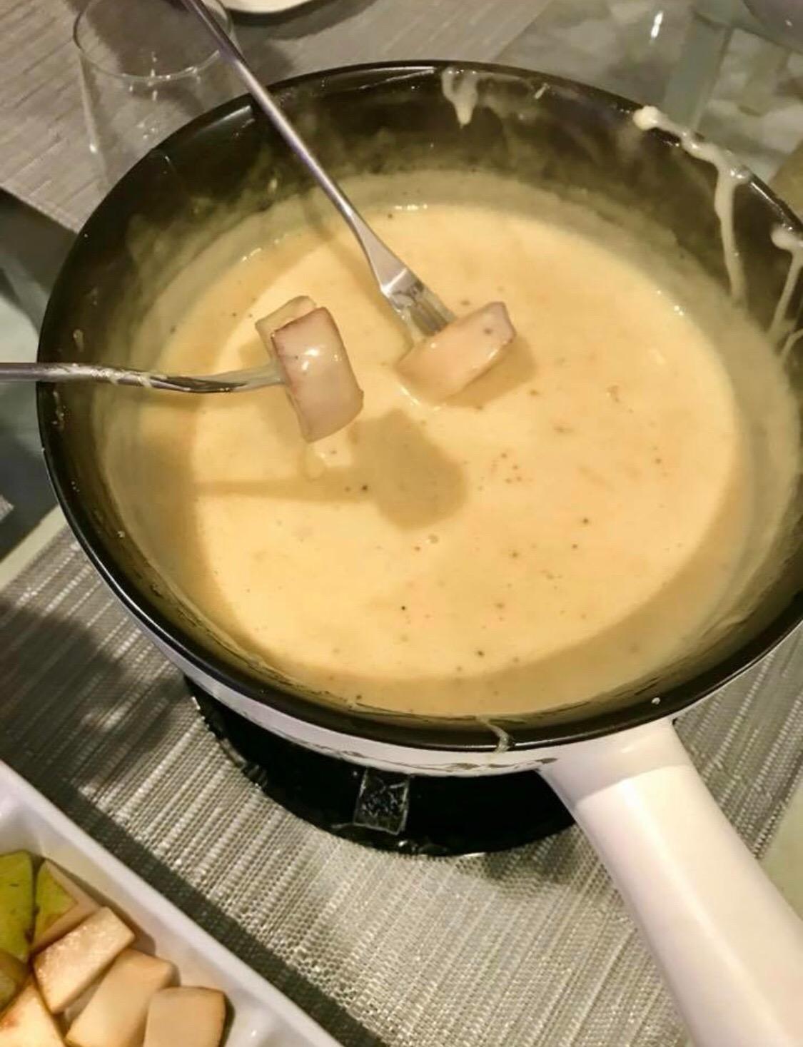 Swissmar Jura Ceramic Cheese Fondue Set, 9-Piece, 2.65 Liter, White Color customer photo 2