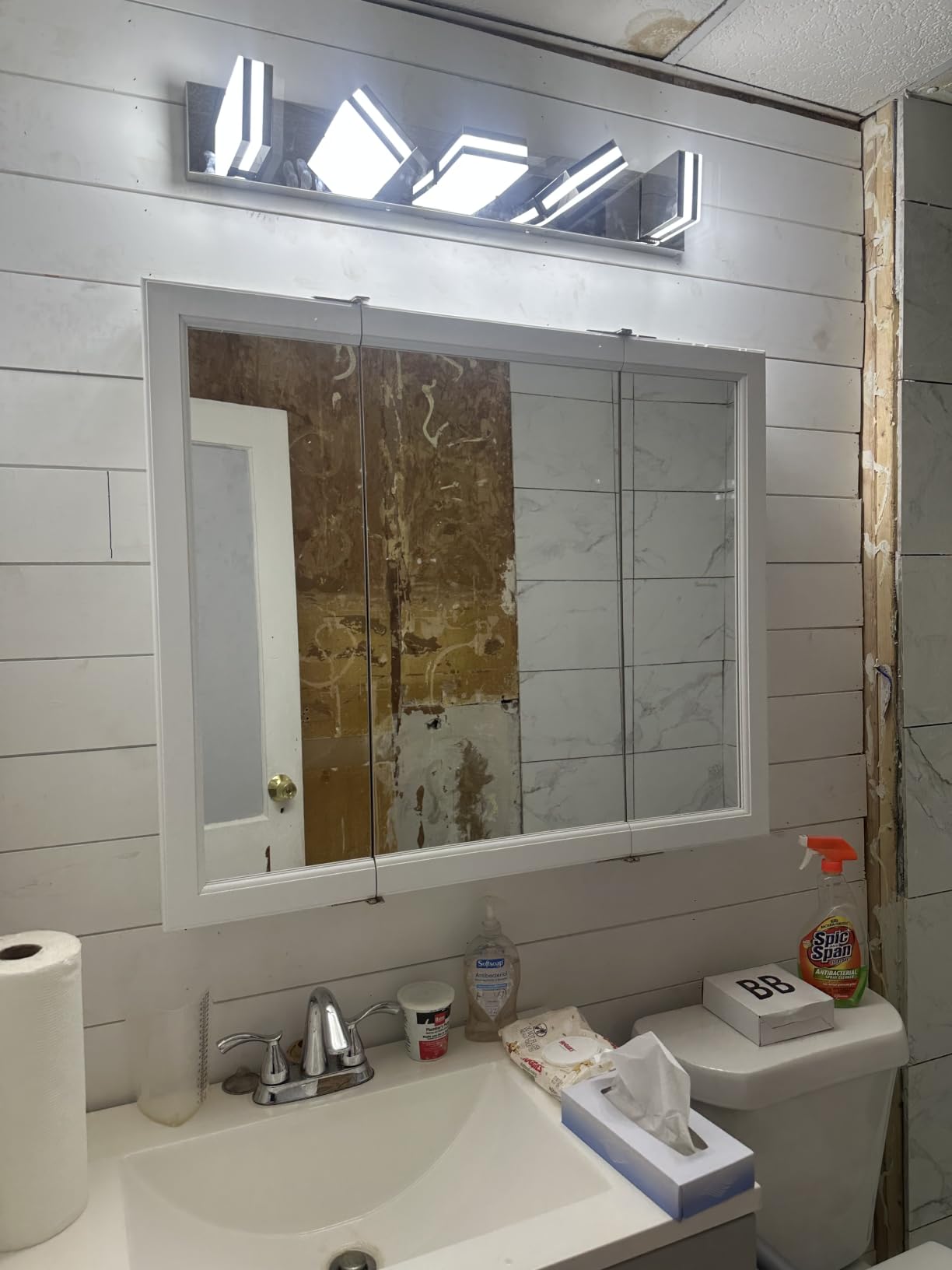 IZORRO LED Modern Bathroom Lights Fixtures(4-Light,Dimmable,360°Rotate),Matte Black Acrylic Wall Lighting,Vanity Lights for Bathroom Over Mirror - 6000k 24In （No Assembly Required） customer photo 1