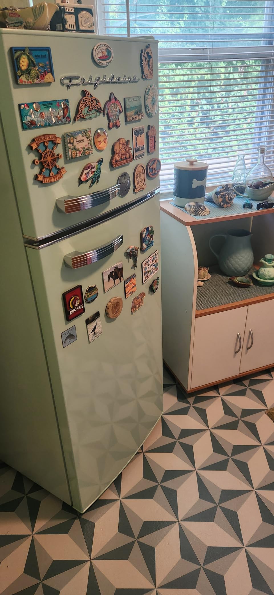 Frigidaire EFR753 Retro Apartment Size Refrigerator, Top Freezer, 2-Door, 7.5 Cu Ft, Adjustable Spill-Proof Shelves, Cream customer photo 1