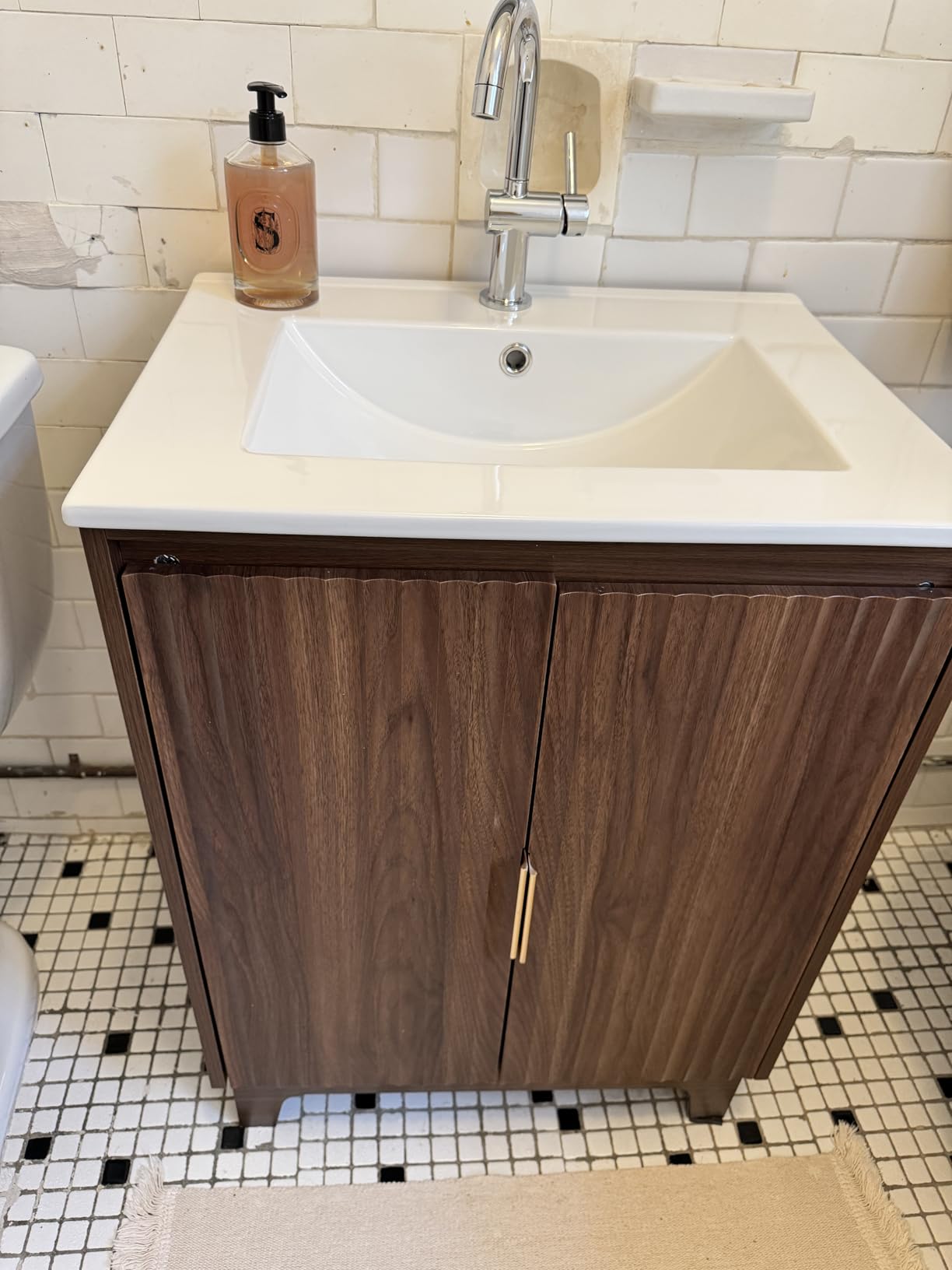 VINGLI 24 Inch Bathroom Vanity with Sink, Modern Fluted Bathroom Vanity Cabinet with Drawers, Freestanding Oak Bathroom Sink Cabinet, Ceramic Basin, Side Toilet Paper Holder, Oak customer photo 2