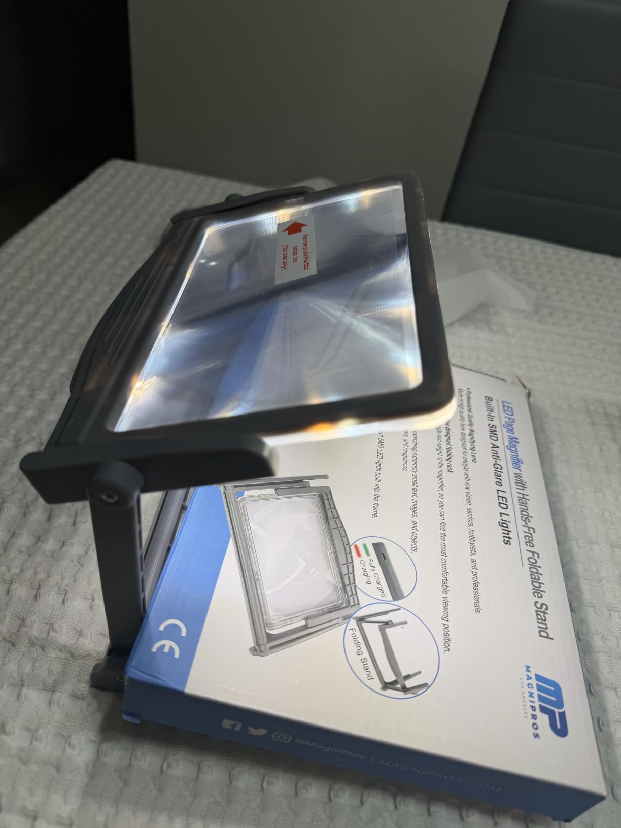 MAGNIPROS 5X LED Page Magnifying Glass, Detachable Stand, 3 Color Modes customer photo 2