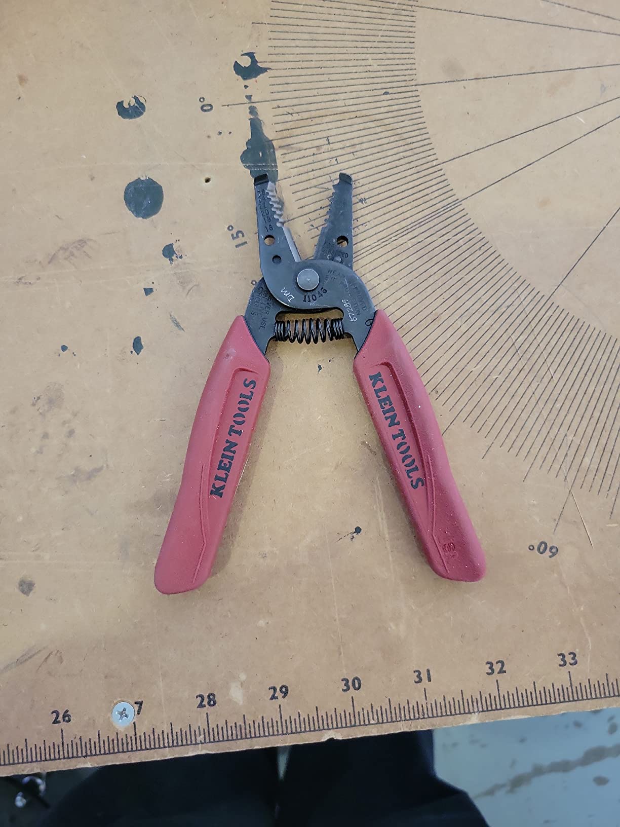 Klein Tools 11046 Wire Stripper, Wire Cutter, Made in USA, Stripping/Cutting Tool for 16-26 AWG Stranded, Compact Nose with Precision-ground Stripping Holes customer photo 1