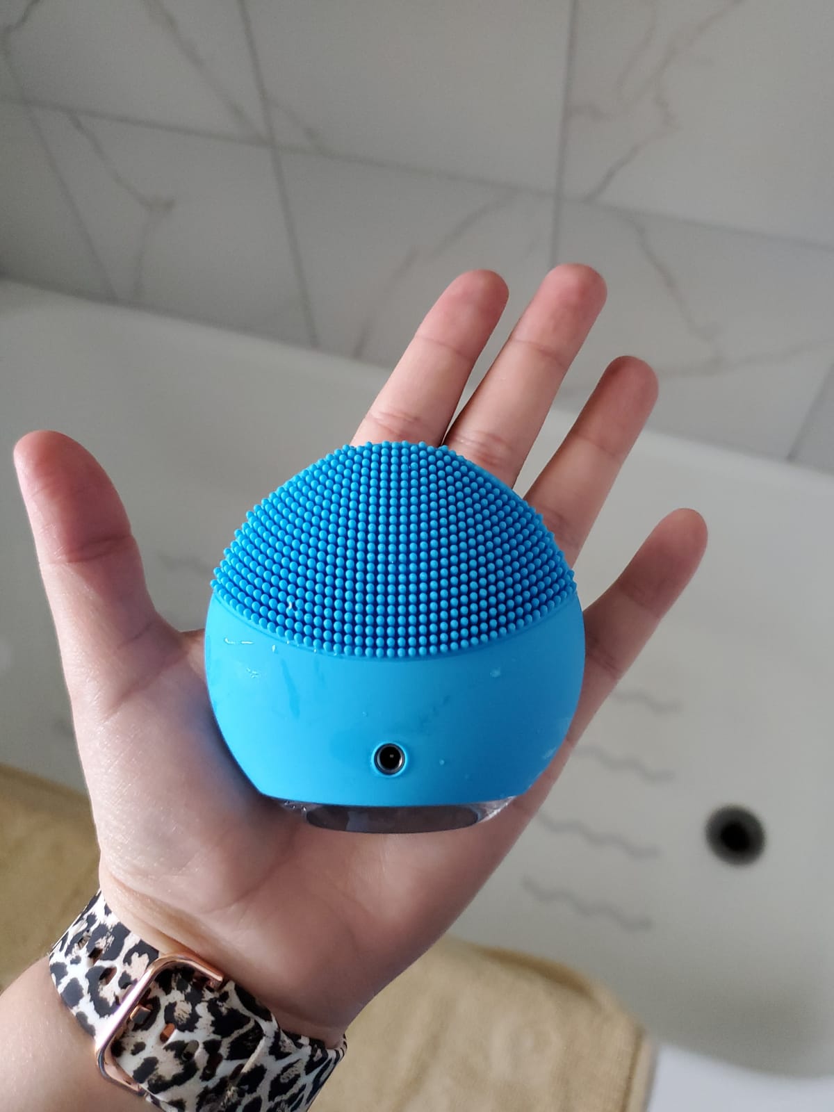 FOREO LUNA mini 2 Ultra-hygienic Facial Cleansing Brush ,All Skin Types, Face Massager for Clean & Healthy Face Care, Extra Absorption of Facial Skin Care Products, Waterproof , Fuchsia customer photo 2