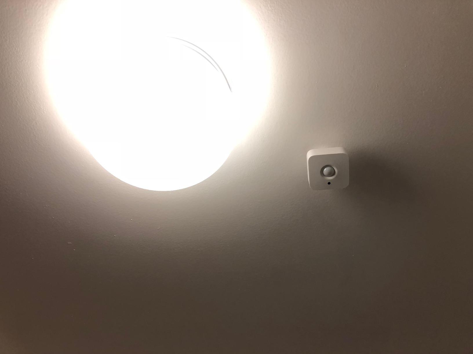 Philips Hue Indoor Motion Sensor for Smart Lights (Requires Hue Hub, Installation-Free, Smart Home, Exclusively for Philips Hue Smart Bulbs) customer photo 1