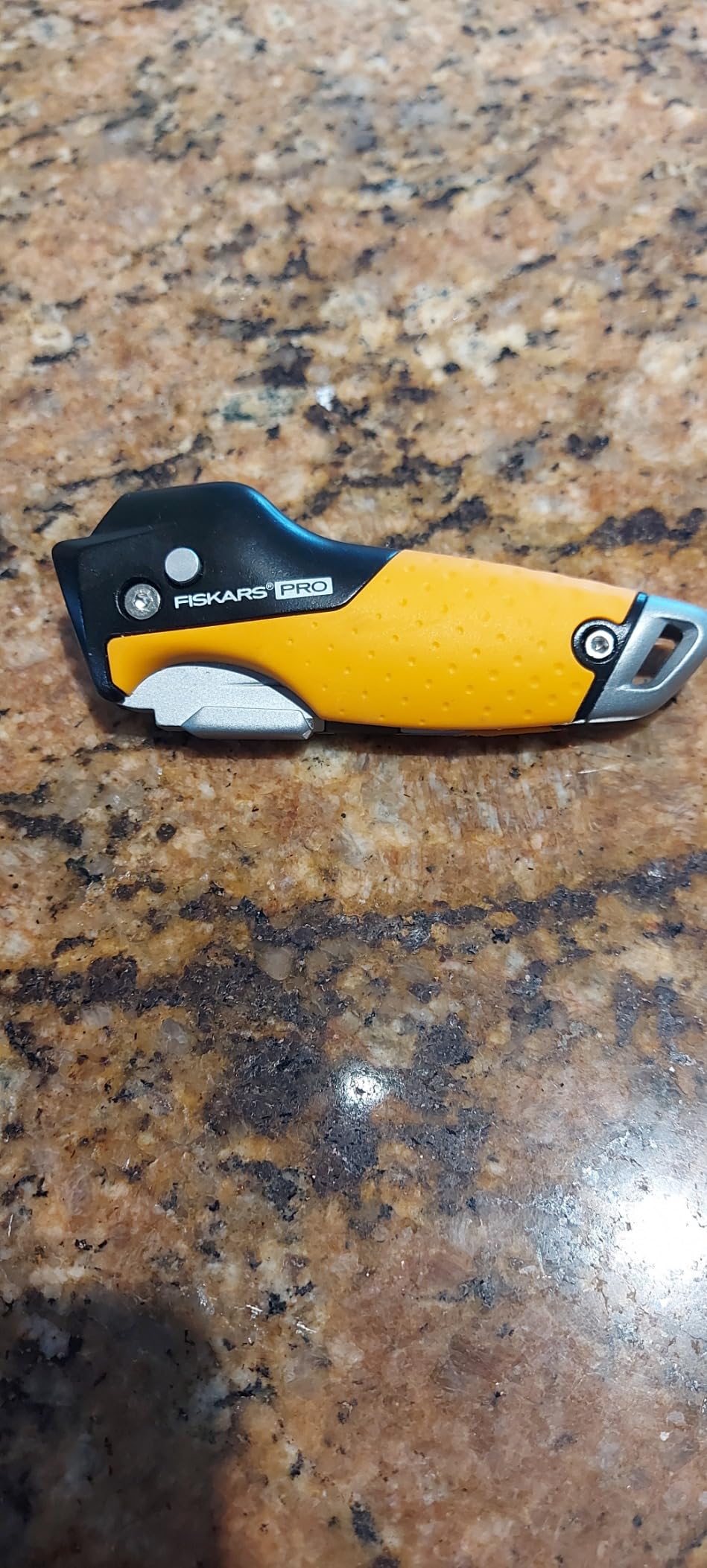 Fiskars Pro Folding Utility Knife, Dual-Lock, 4.5