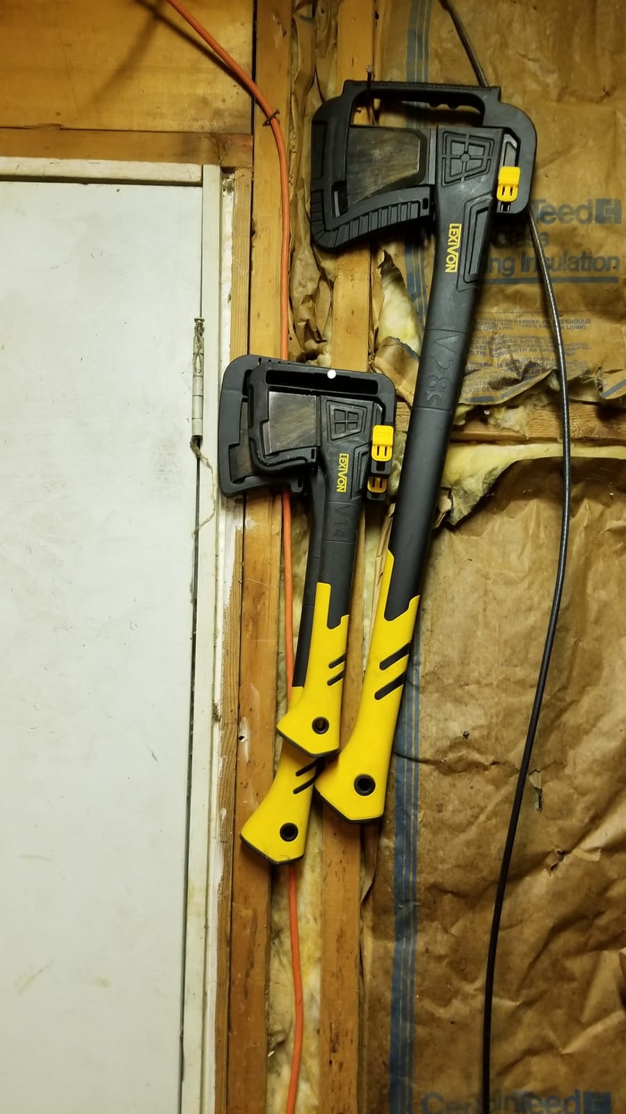 LEXIVON V28s Splitting Axe, 28-Inch Lightweight Fiber-Glass Composite Handle & Ergonomic TPR Grip | Protective Carrying Sheath Included (LX-V28s) customer photo 1