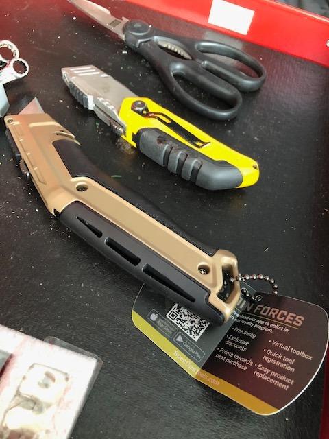 Spec Ops Tools Utility Knife for Cutting Drywall, Roofing & Jobsite Materials, Includes 5 Blades in Handle Storage, Retractable Blade customer photo 2