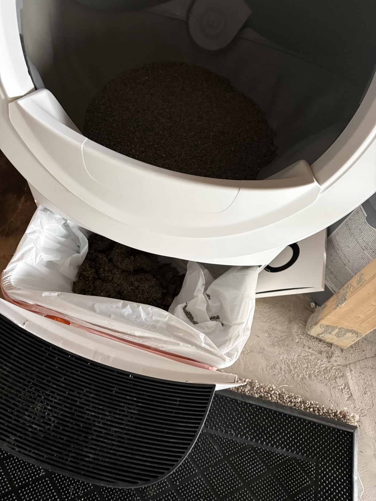 Whisker Litter-Robot 4, White - Automatic customer photo 1