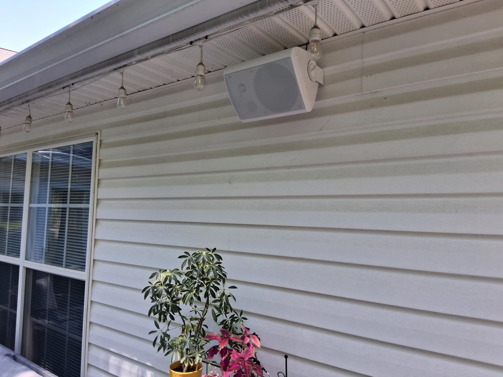 Herdio 6.5 Inches Outdoor Bluetooth Speakers Waterproof with Powerful Bass,Wall Mount Speakers Wired Weather Resistant for Patio Home Deck Porch Backyard 400 Watts(White) customer photo 2