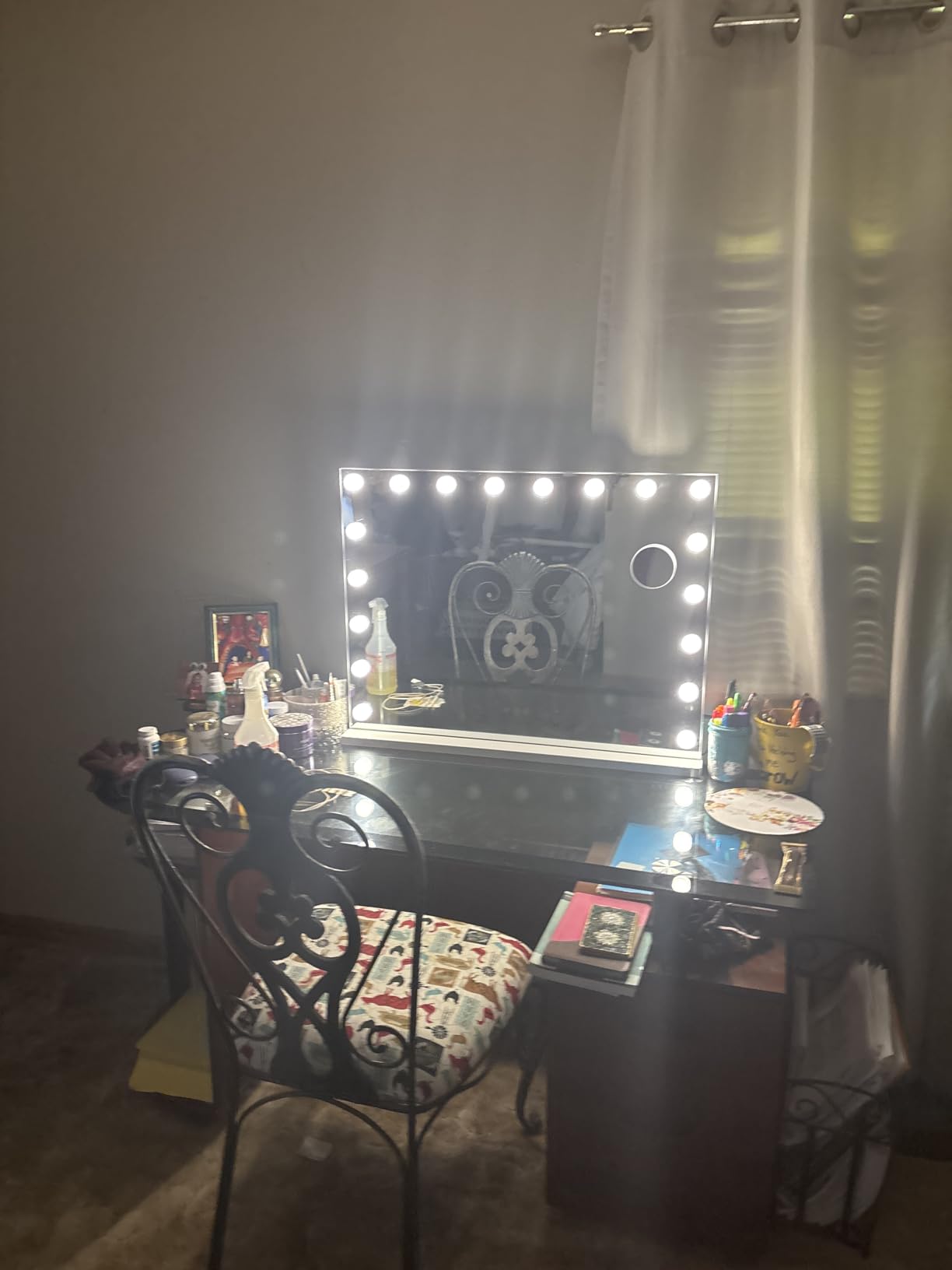 Gvnkvn Vanity Mirror with Lights Lighted Makeup Mirror with 15 Dimmable LED Bulbs,3 Color Lighting Modes,USB Charging Port Touch Control,Sturdy Metal Frame Design 24x18 Inch,White customer photo 2