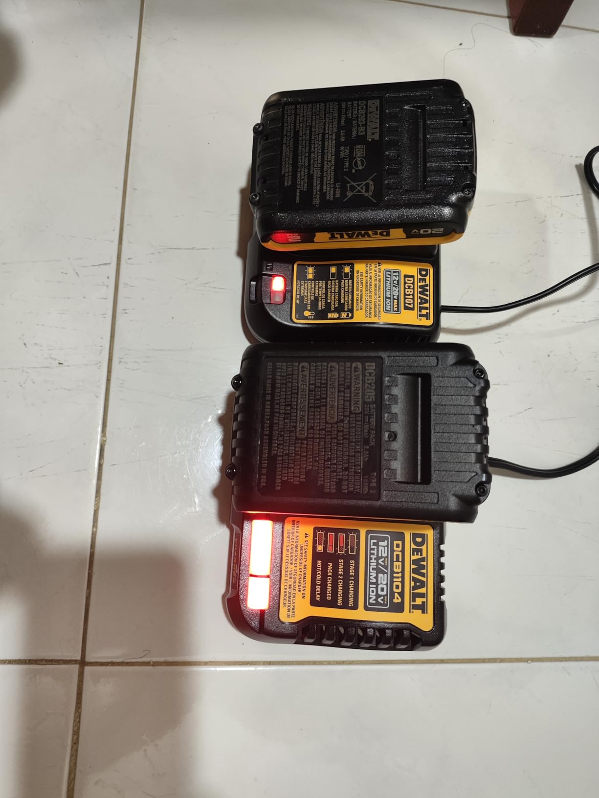 DEWALT 12V MAX/20V MAX Lithium Ion Battery Charger, 4 Amp (DCB1104) customer photo 1