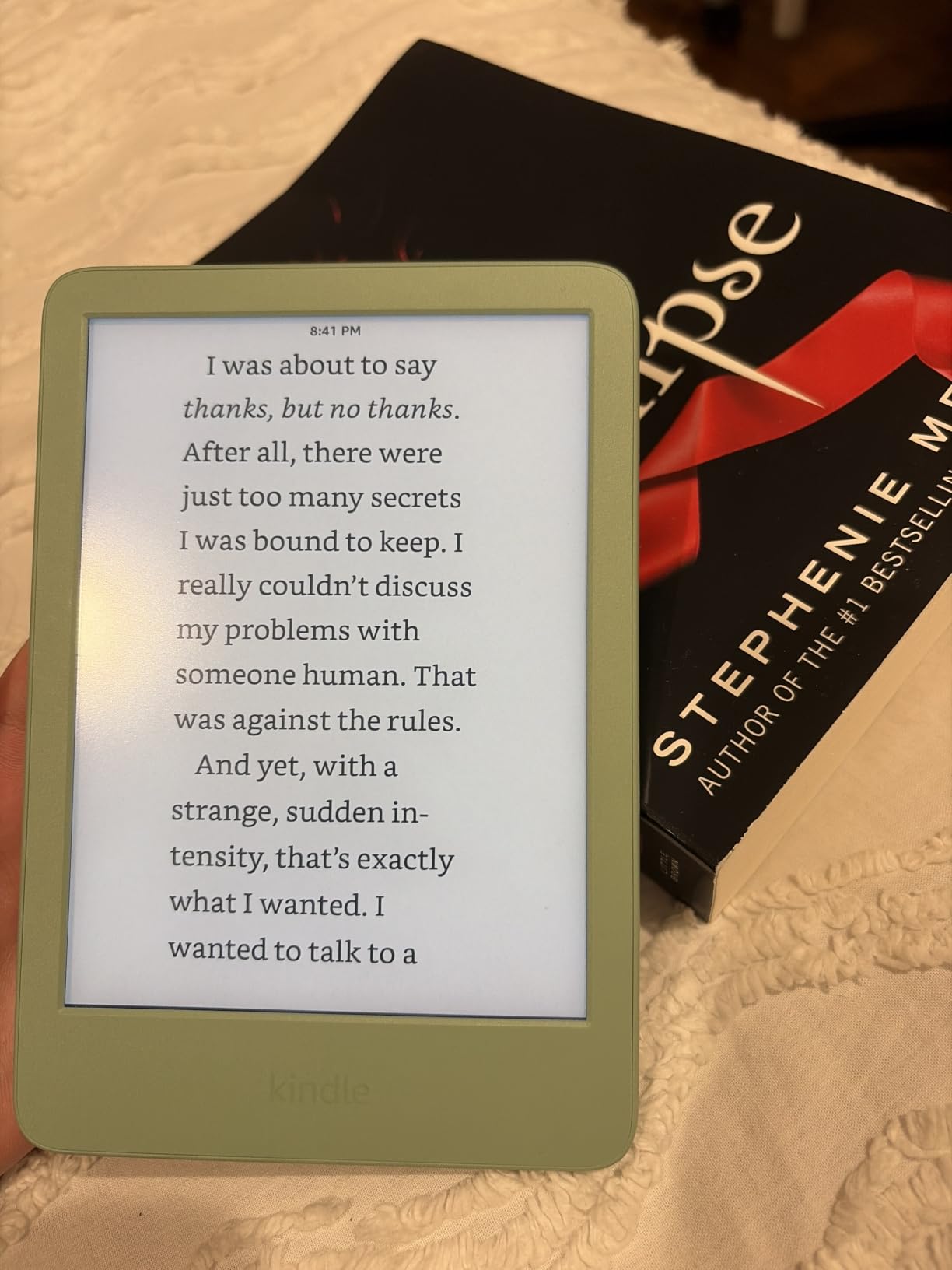 Amazon Kindle 16 GB (newest model) - Lightest and most compact Kindle, now with faster page turns, and higher contrast ratio, for an enhanced reading experience - Black customer photo 2
