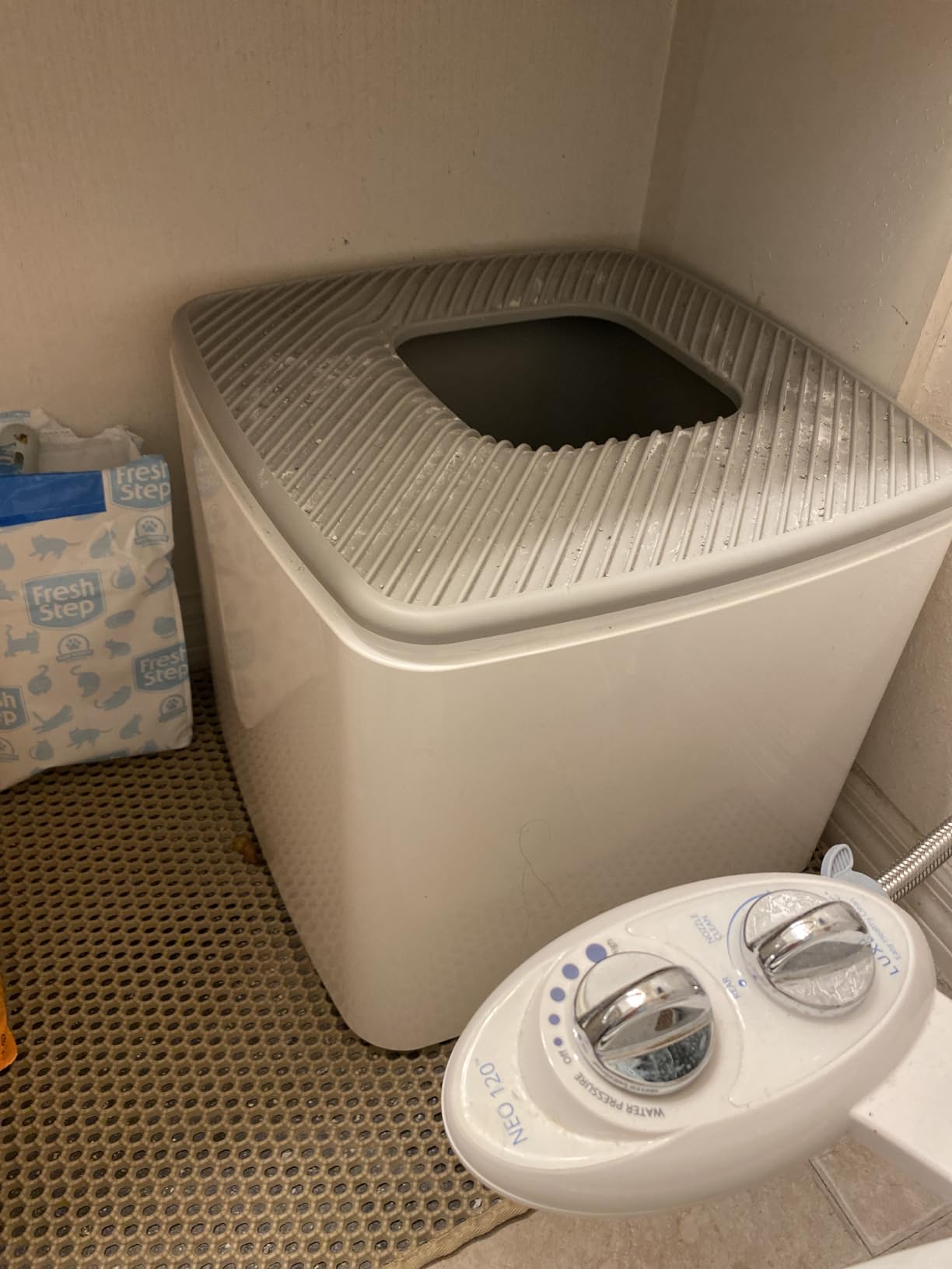 IRIS USA Cat Litter Box, Top Entry, Dog Proof, Covered, Scoop, Gray customer photo 2
