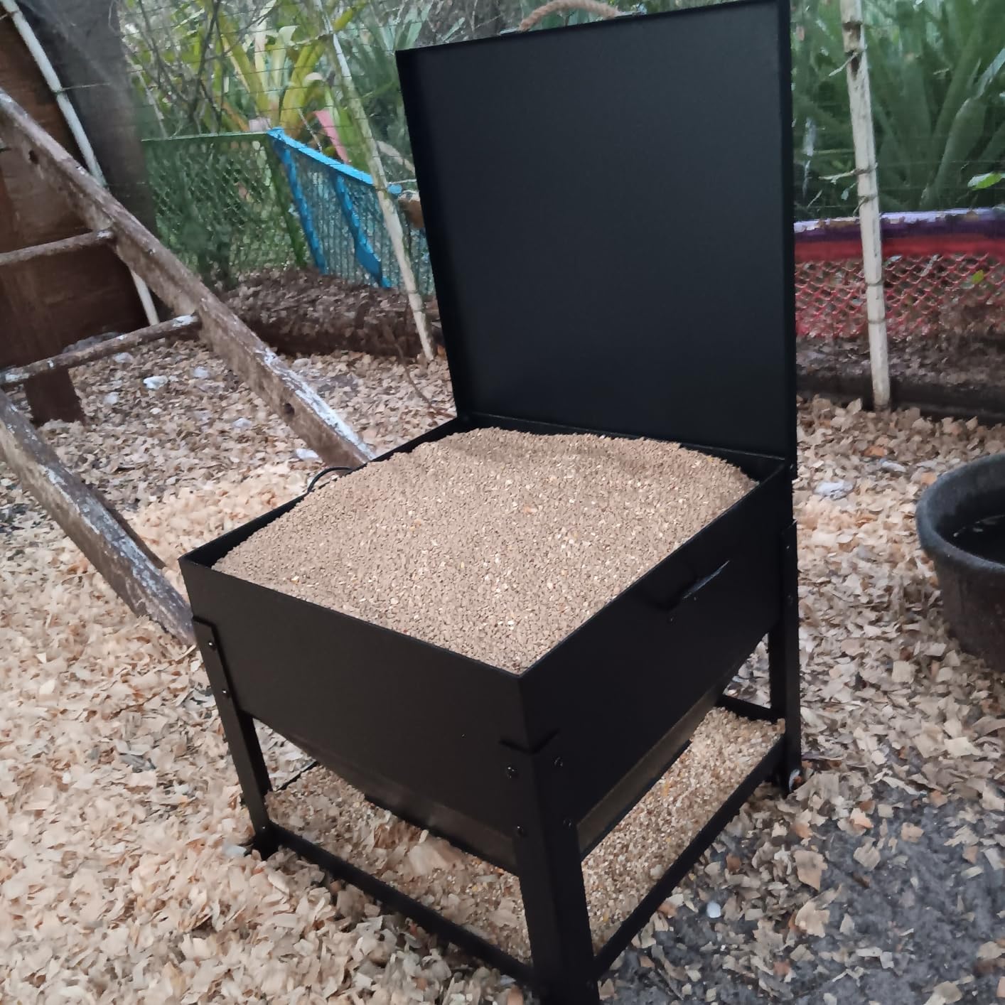 Solution4Patio Metal Large Chicken Feeder Box, 80 lbs customer photo 1