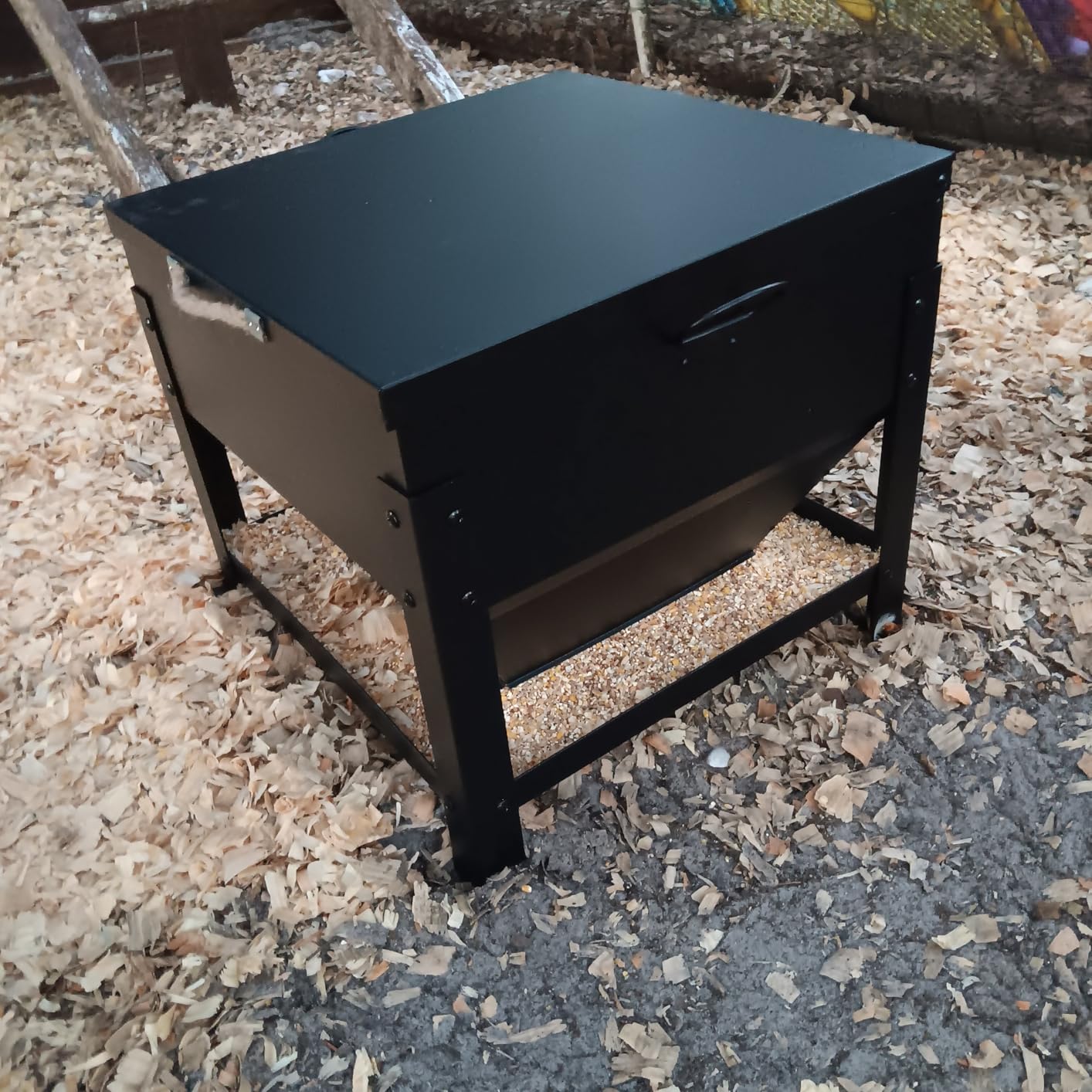 Solution4Patio Metal Large Chicken Feeder Box, 80 lbs customer photo 2
