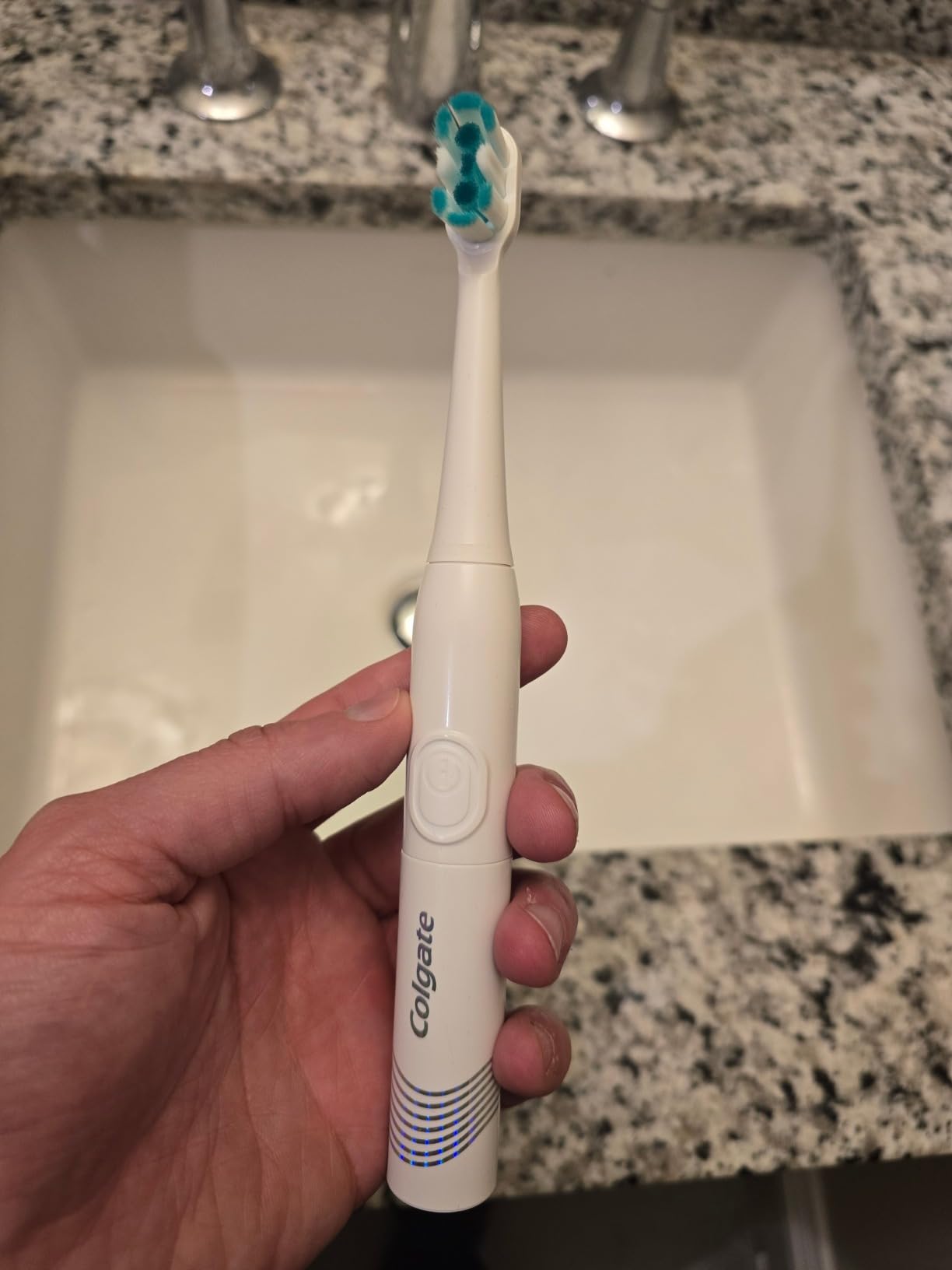 Colgate Total Adult Battery Powered Electric Toothbrush, White, Soft customer photo 1