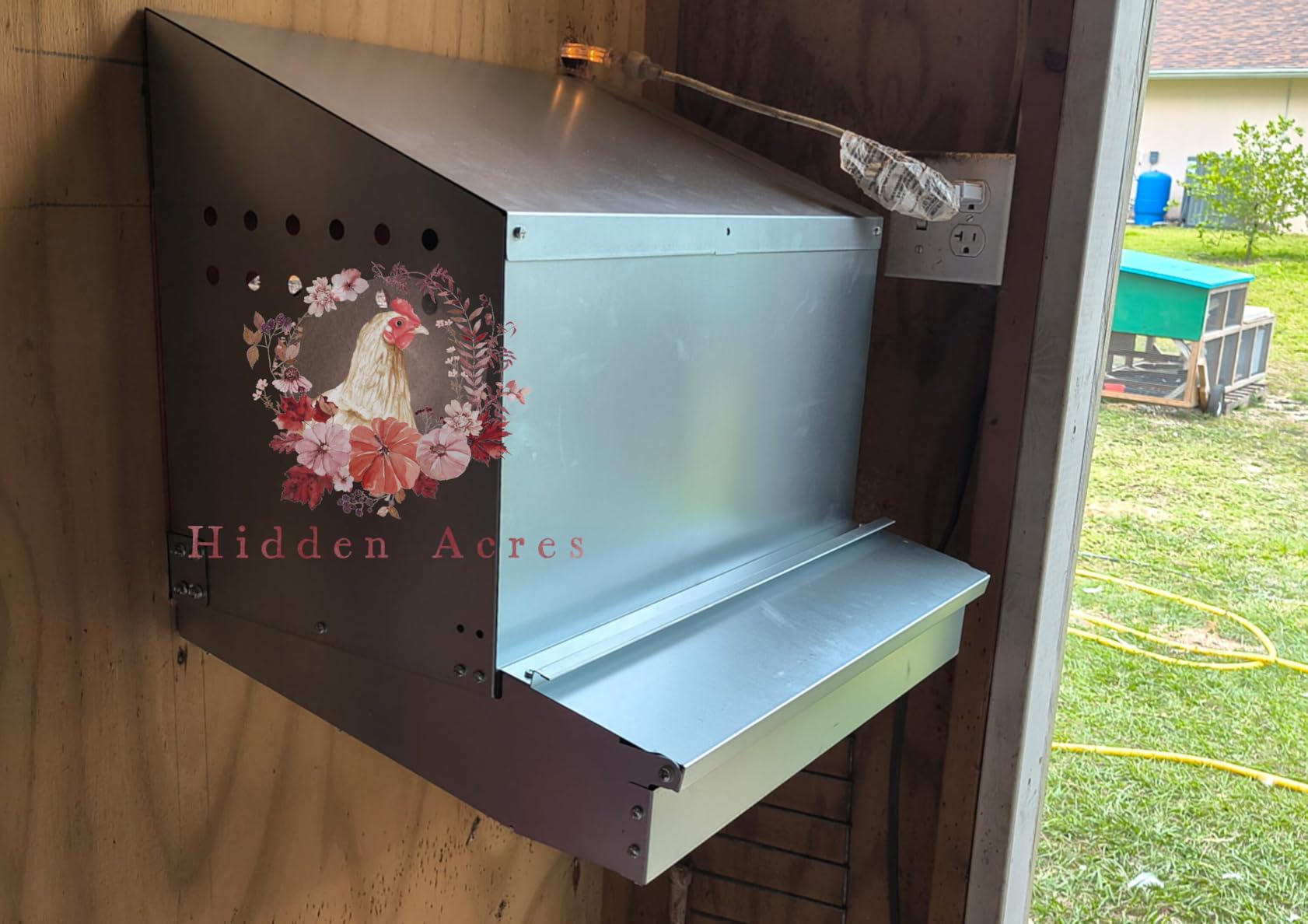 Hen's Choice™ - Reversible Roll Out Nest Box for Chickens | Roll Away Nest Box | 2 Compartment 21