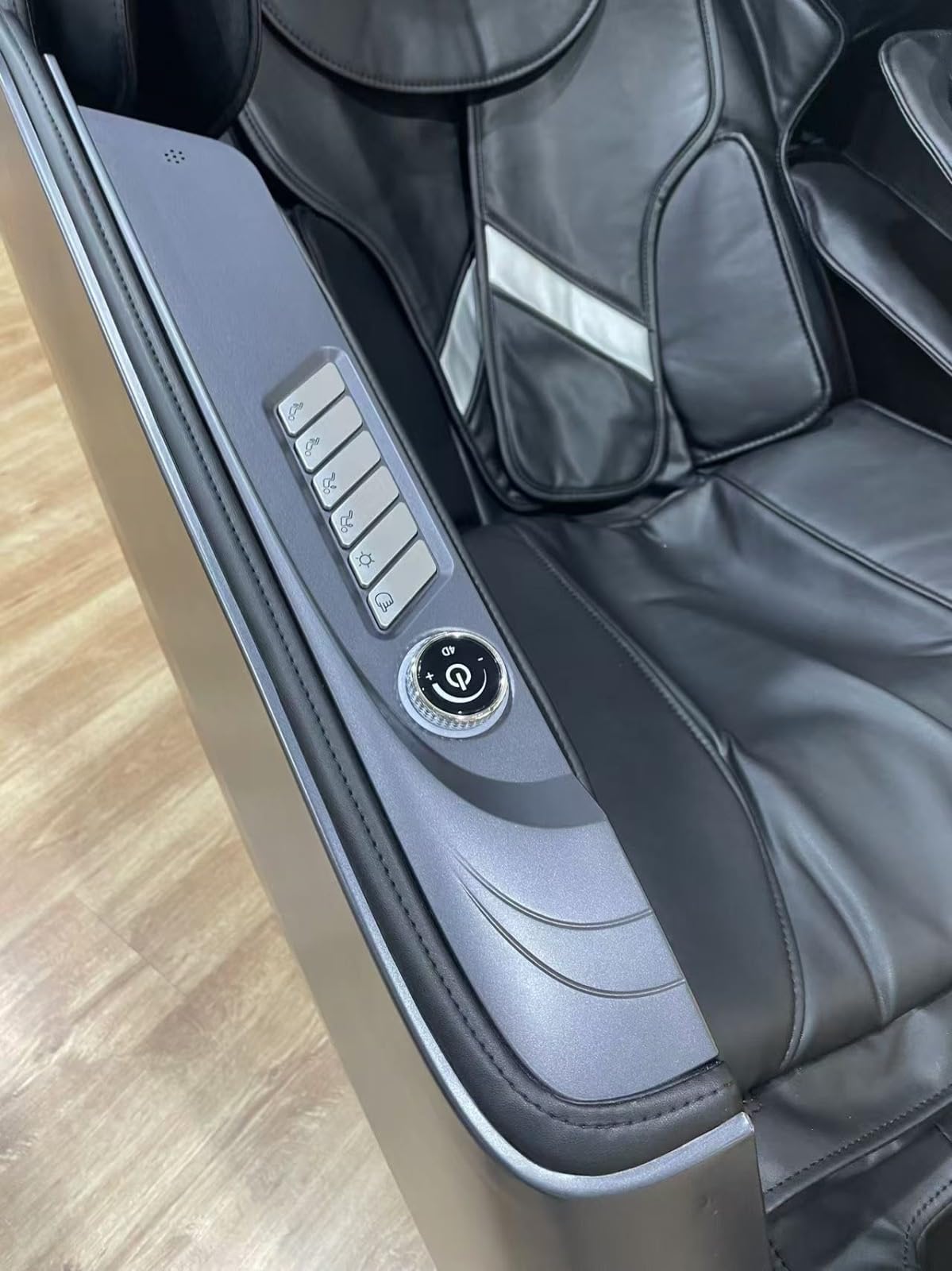 MassaMAX A675 4D Full Body Massage Chair, 172° Flex-SL Track, Calf Kneading customer photo 2